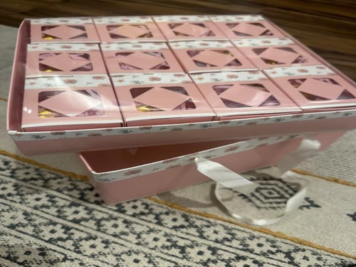 ٢٤ مسك في علب انيقة وكيس انيق