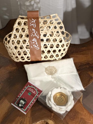 سلة خوص مع شريطة جلد