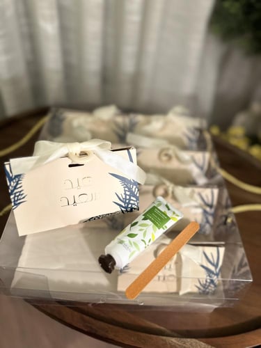 بوكس شفاف مع ٨ علب بثيم العيد