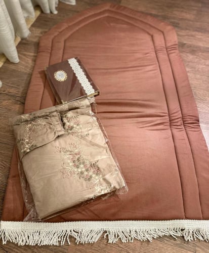 ‎الاطقم الباليسية والمطرزة مع مصحف