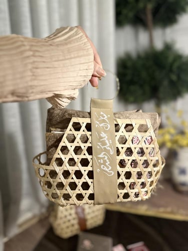 سلة خوص مع شريطة جلد