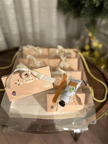 بوكس شفاف مع ٨ علب بثيم العيد