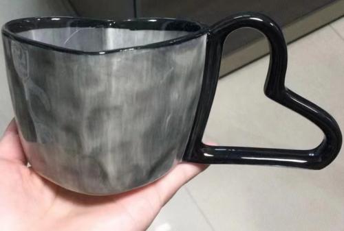 كوب القلب الاسود