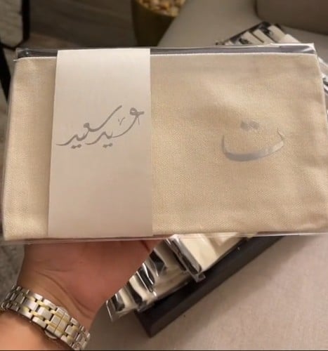 محفظة مكياج او اقلام