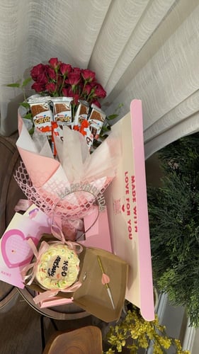 بوكس كيندر +ورد + كيك ٤ إنش