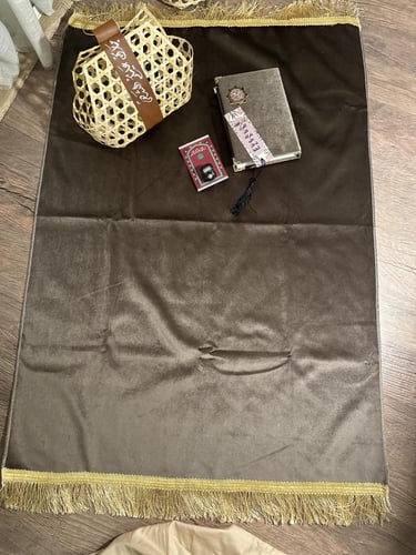 سلة خوص مع شريطة جلد