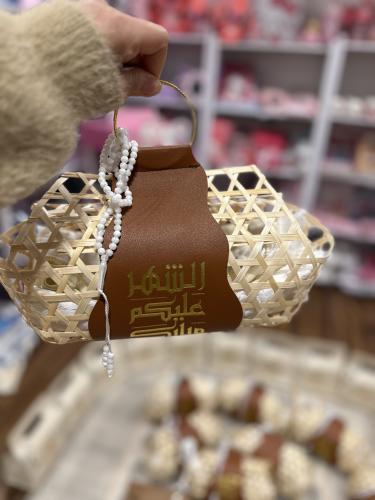 سلة خوص مع شريطة جلد