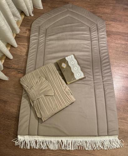 ‎الاطقم الباليسية والمطرزة مع مصحف