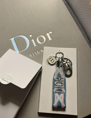 ميدالية Dior