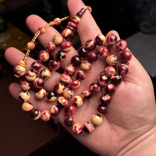 مسباح عنابي كريمي