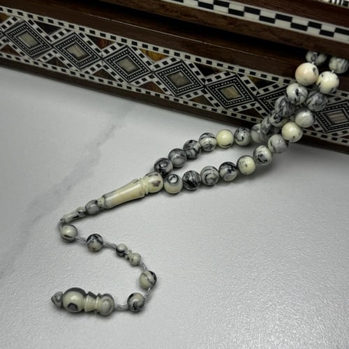 بكلايت أبيض بأسود مع وردي