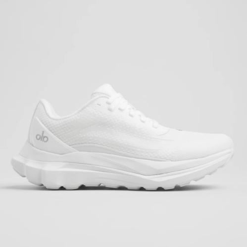 alo yoga runner white شوز الو ابيض