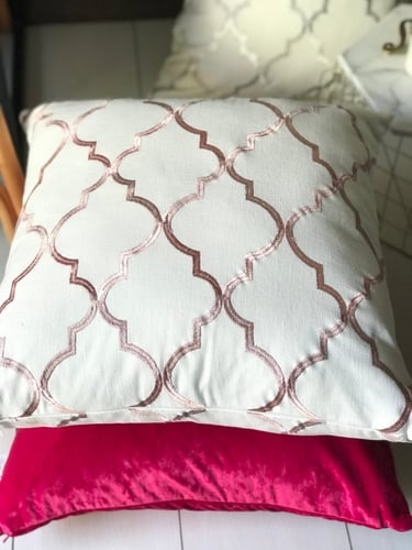 غطاء وسادة موروكون تطريز وردي معدني