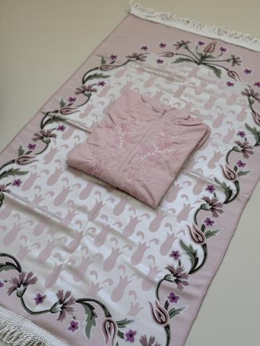 طقم سجادة و شرشف صلاة لبس