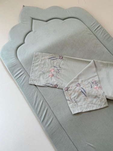 سجادة و شرشف صلاة مطرز