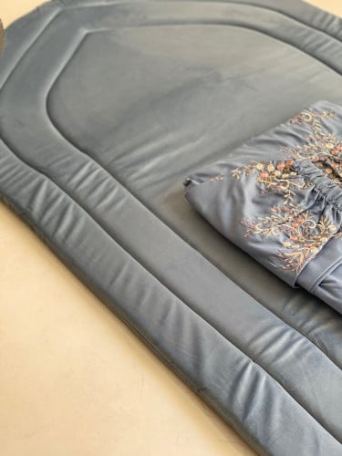 سجادة و شرشف صلاة