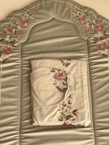 سجادة و شرشف صلاة