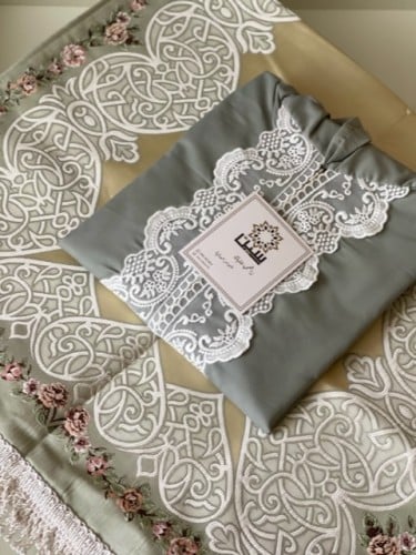 سجادة وشرشف صلاة لبس