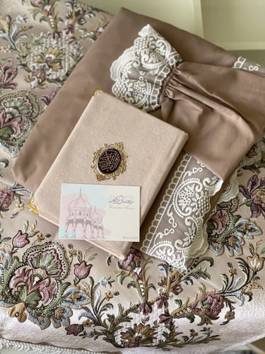 سجادة وشرشف صلاة و مصحف