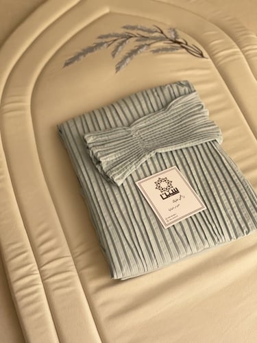 سجادة و شرشف صلاة