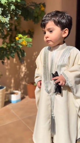 طقم ثوب وبشت للمواليد والأطفال بلون بيج