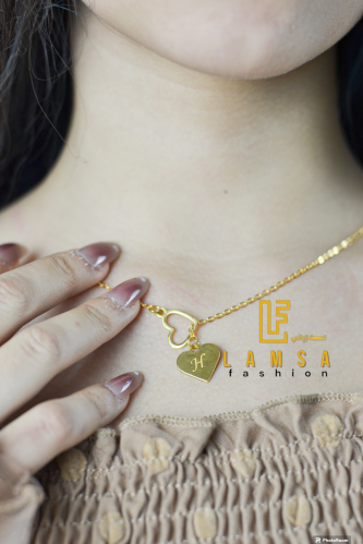 سلاسل على شكل قلبين مع حرف