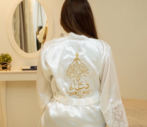 روب عرايس ذو الأكمام دانتيل مطرز بالاسم الابيض