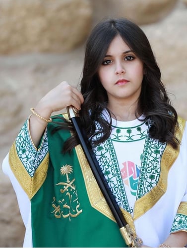 بشت اليوم الوطني بناتي مطرز باسم _اخضر /وابيض