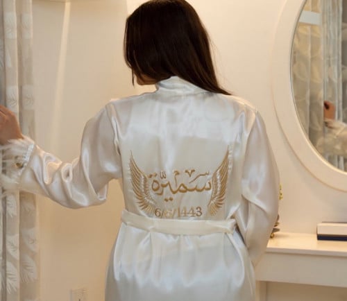 روب عرايس ذو الأكمام دانتيل مطرز بالاسم الابيض