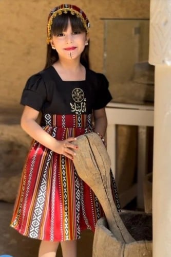 فستان بناتي يوم تأسيس مع ربطه الشعر