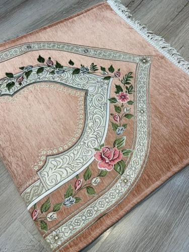 سجادة مبطنه 1 cm اللون لحمي