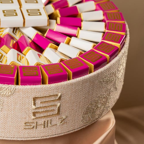 Elegant Low Round Tray With a Luxurious Design Cov...