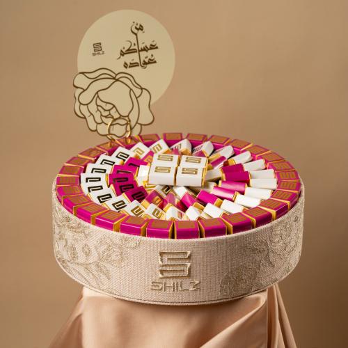 Elegant Low Round Tray With a Luxurious Design Cov...