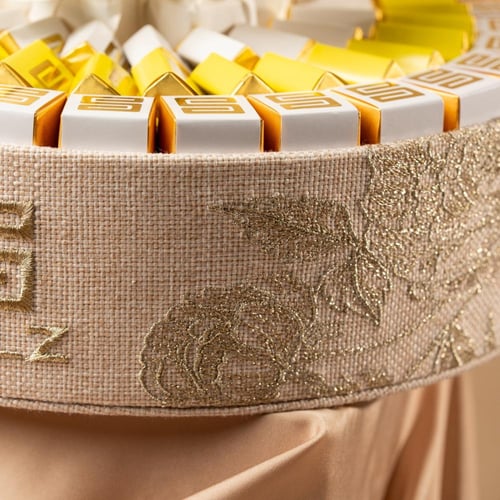 Elegant Low Round Tray With a Luxurious Design Cov...