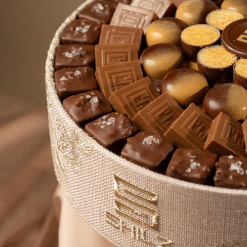 Elegant Low Round Tray With a Luxurious Design Unc...