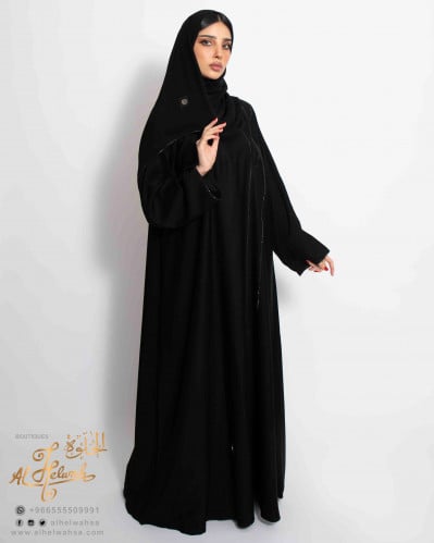 عباءة كريب برسمات كرستال سوارفسكي على الصدر والكم...