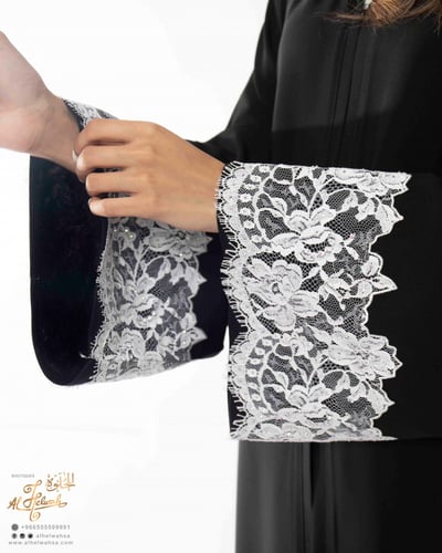 عباءة مفتوحة تركيب دانتيل فرنسي على قماش كريب صالو...