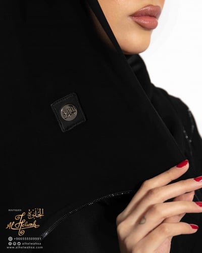 عباءة كريب برسمات كرستال سوارفسكي على الصدر والكم...