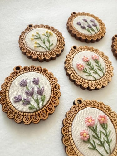 سلاسل مفاتيح تطريز يدوي