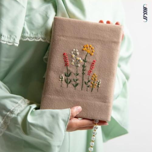 غلاف مصحف مطرز يدويًا – تصميم وِرد