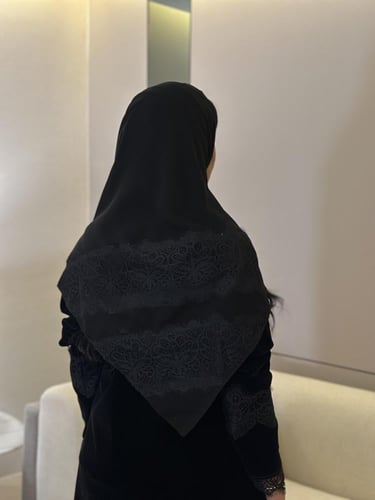 بليزر مخمل واقف اسود مع دانتيل ربع كلوش