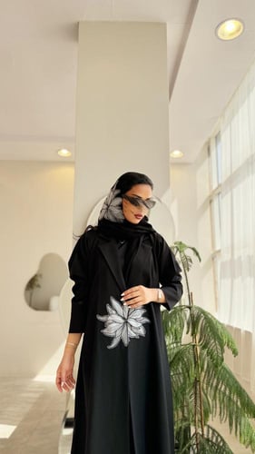 عباية كتان أسود نص كلوش مع وردة مطرزة
