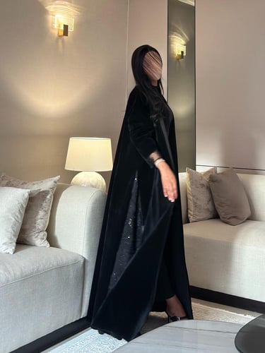 ‎ عباية مخمل واقف مع سبعات شك اسود