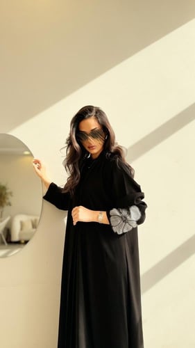 عباية كريب ملكي مع كلفة ورد على الاكمام والطرحة