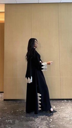 عباية كريب أسود مع جيبير اوف وايت