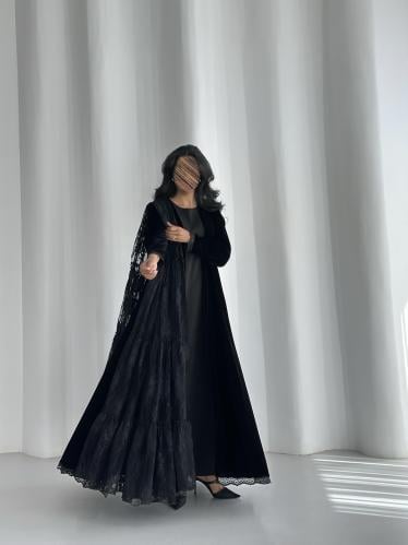 عباية مخمل اسود مع دانتيل طبقات