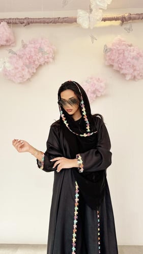 عباية لنن هندي اسود مع كلفة فراشات ملونة
