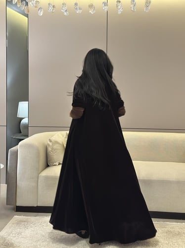 عباية مخمل بني غامق مع أكمام سترتش نص كلوش
