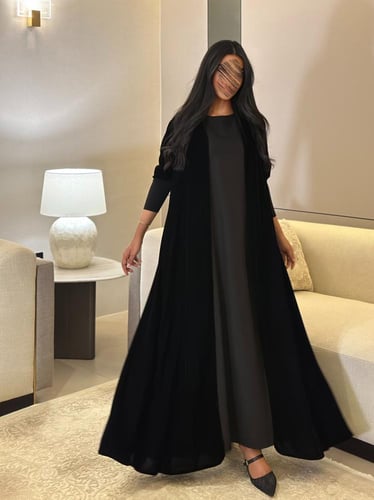 عباية مخمل اسود مع أكمام سترتش نص كلوش