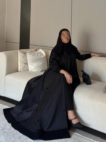 ‎ عباية تفتة مع اطراف كريب مع كلفة تطريز وورد صغير...